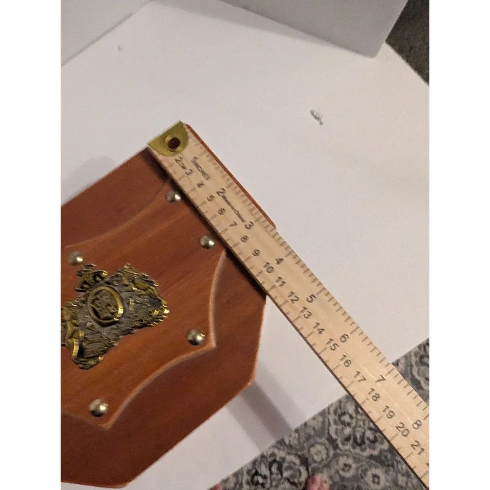 Beautiful Wooden Jewelry Box With A‎ Coat Of Arms On Top - Picture 5 of 7